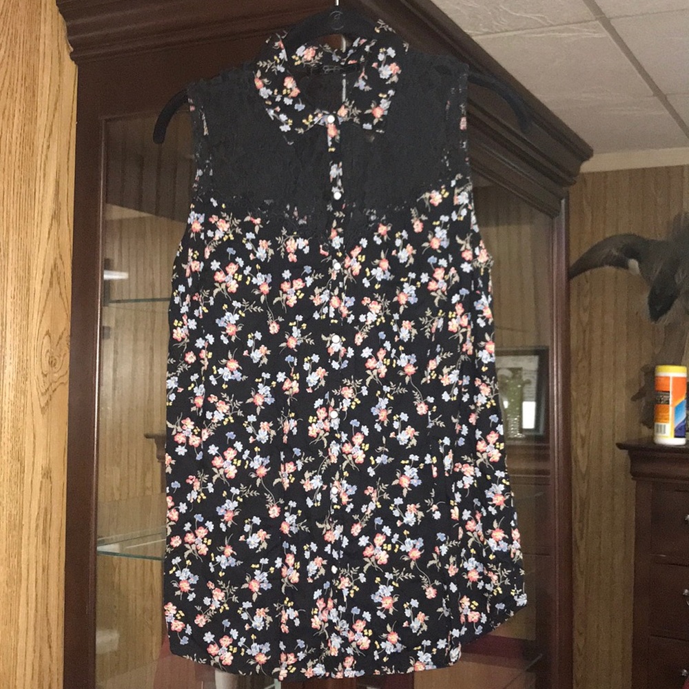 Jessica Simpson floral top!!